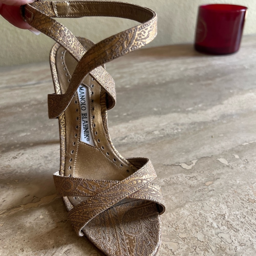 Manolo Blanhnik , Gold embossed , size 6/12